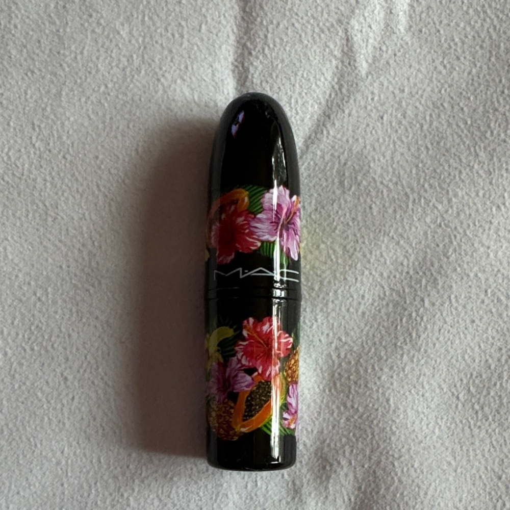 MAC limited edition, lipstick Mac cosmetics. Si Si Me!